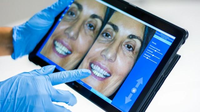 dentist check patient data on tablet